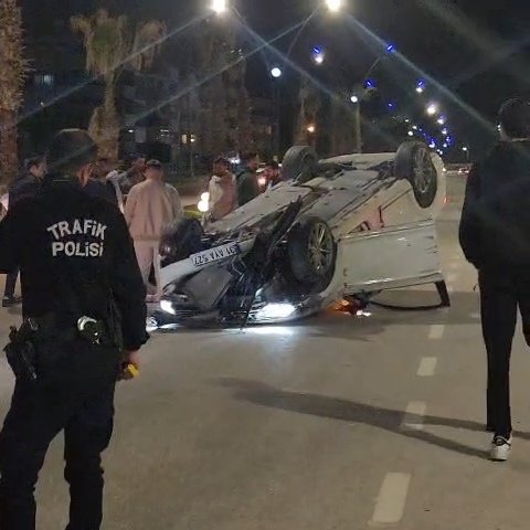 Motosiklete çarpan araba takla attı: 2 yaralı Ufuk AKTUĞ/İSKENDERUN (Hatay), (DHA) - HATAY'ın İskenderun ilçesinde motosiklete çarptıktan
