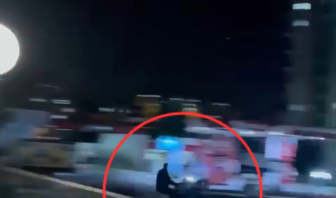 Motosikleti ön tekerini kaldırarak kullanan şoföre 21 bin 694 lira ceza Okan ÇALIŞKAN/ TARSUS(Mersin), (DHA)- MERSİN'in Tarsus ilçesinde motosikletin ön tekerini