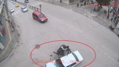 Şerife Serap KARA/ AMASYA, (DHA)- AMASYA’da kavşakta dönüş yapan otomobile