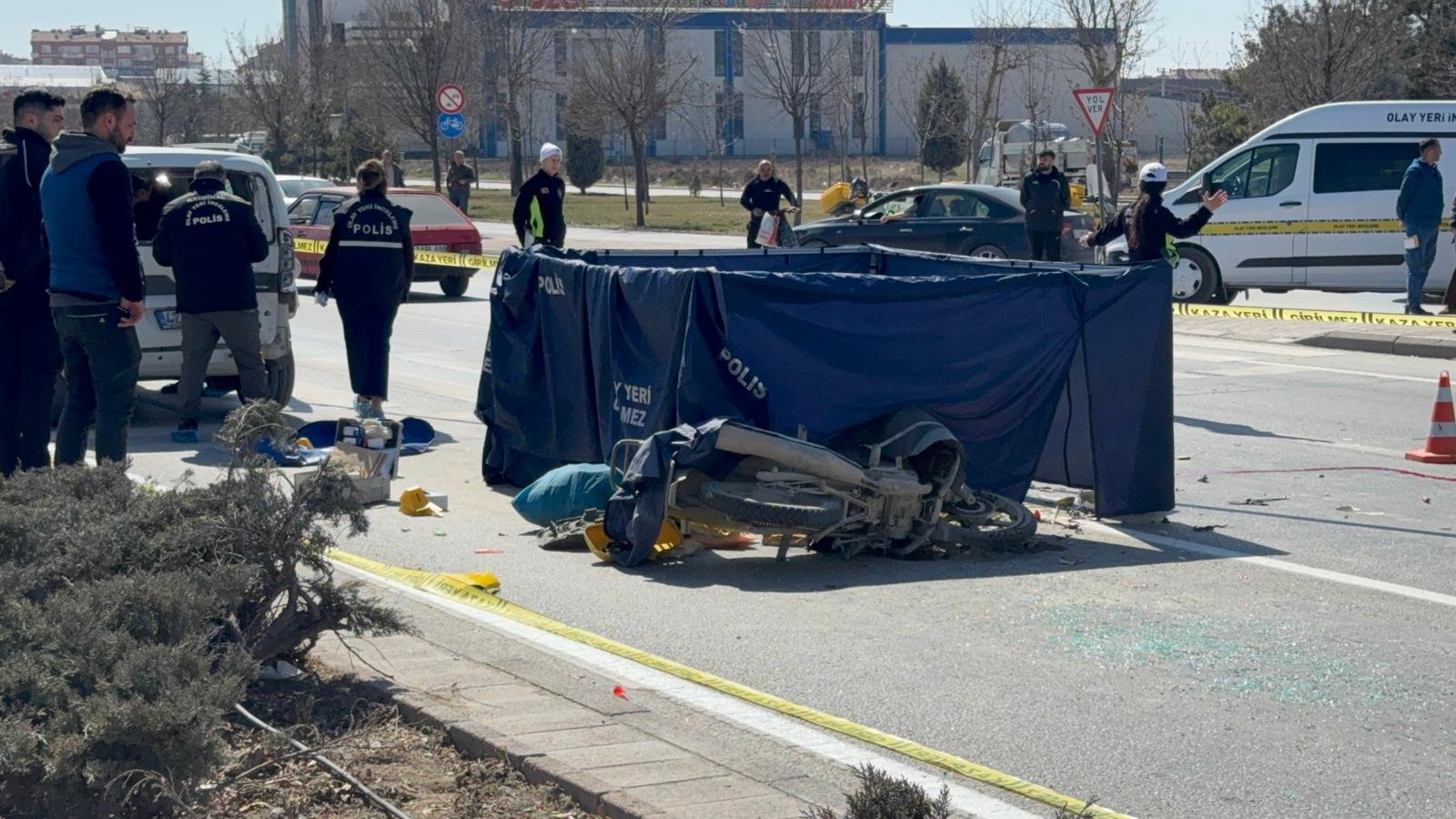 Salih BÜYÜKSAMANCI/KONYA, (DHA)-KONYA'da motosikletin hafif ticari araca çarptığı kazada kurye