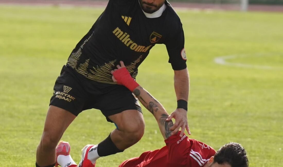 Muğlaspor zirveden uzaklaştı MUĞLA, (DHA)- 2'nci Lig Beyaz Grup'ta şampiyonluk mücadelesi veren Muğlaspor,