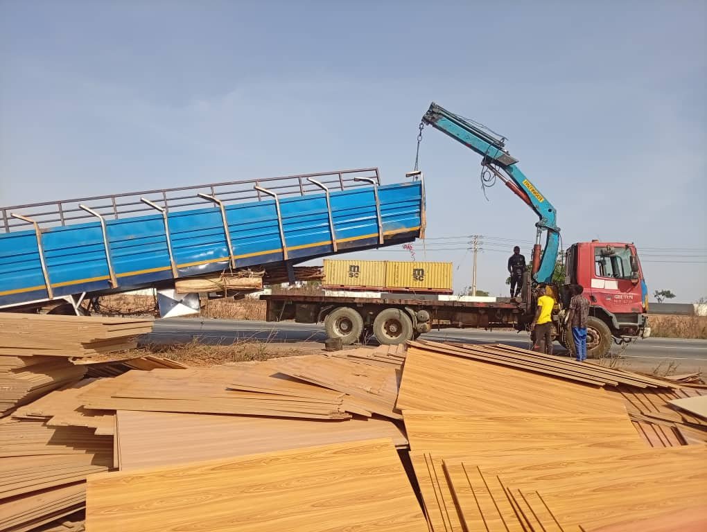 NİJERYA, (DHA) - NİJERYA'nın Niger eyaletinde yolcu ve yük taşıyan