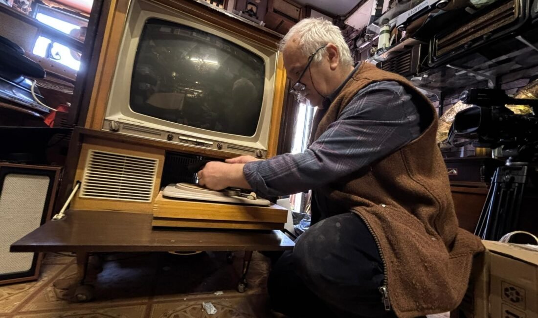 ‘Nostalji doktoru’, 40 yıldır tamirini yaptığı antika radyolara yeniden ses veriyor Yiğithan HÜYÜK-Hüseyin SEZGİN/BURSA, (DHA)- BURSA'da 40 yıldır eski radyo ve
