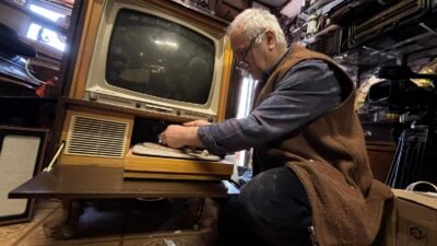 Yiğithan HÜYÜK-Hüseyin SEZGİN/BURSA, (DHA)- BURSA'da 40 yıldır eski radyo ve
