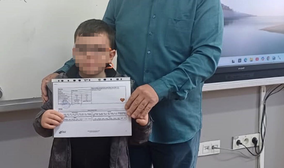 Oğlunu darbettiğini iddia ettiği öğretmenden şikayetçi oldu Semih ERSÖZLER/ANTALYA, (DHA)- ANTALYA'da yaşayan Sevilay Can (37), ilkokul öğrencisi