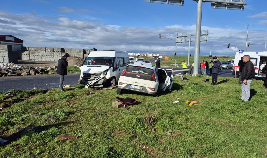 Seyfettin EKEN-Gıyasettin TETİK-Selim KAYA/DİYARBAKIR, (DHA)- DİYARBAKIR’da öğrenci servis minibüsü ile
