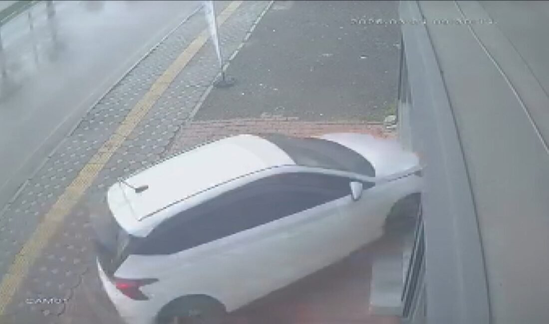 İbrahim EMÜL/OSMANİYE, (DHA)- OSMANİYE’de bir otomobil kaldırımı aşarak iş yerinin