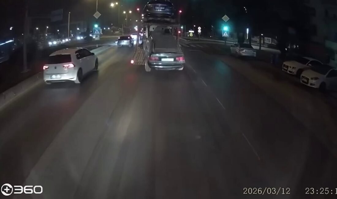 Zübeyde ÖZMEN/BOLU, (DHA)-BOLU'da D-100 kara yolunda trafik ışıklarında duran bir