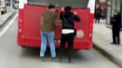 Ömer KOÇ/KAHRAMANMARAŞ, (DHA)- KAHRAMANMARAŞ’ta patenli 2 çocuğun, otobüsün arkasında tutunarak