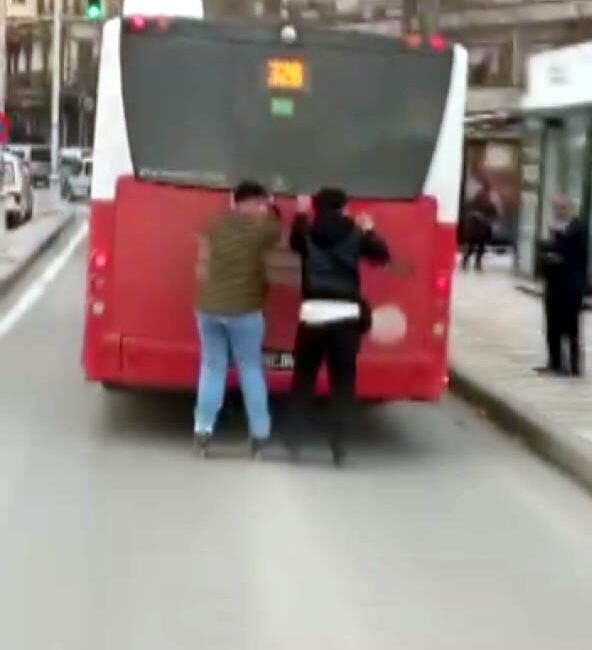 Otobüsün arkasına tutunan patenli çocukların tehlikeli yolculuğu kamerada Ömer KOÇ/KAHRAMANMARAŞ, (DHA)- KAHRAMANMARAŞ’ta patenli 2 çocuğun, otobüsün arkasında tutunarak
