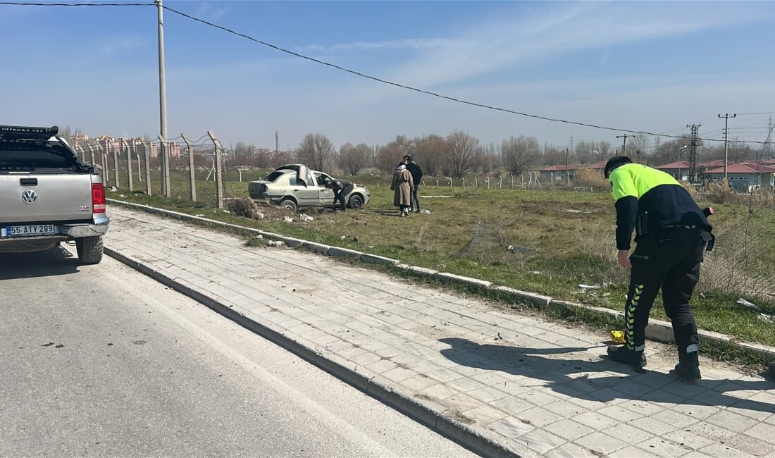 Oğuzhan KILIÇ/KÜTAHYA, (DHA)- KÜTAHYA’da bahçeye girip takla atan otomobilin sürücüsü