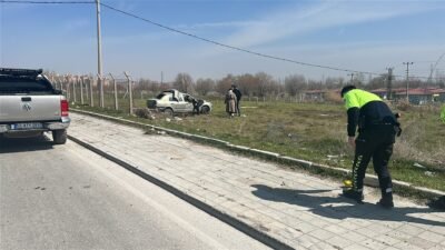 Oğuzhan KILIÇ/KÜTAHYA, (DHA)- KÜTAHYA’da bahçeye girip takla atan otomobilin sürücüsü