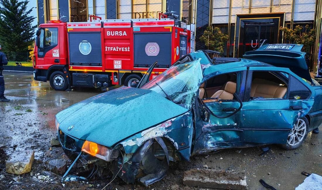 Yavuz YILMAZ/İNEGÖL, (BURSA), (DHA)- Bursa'nın İnegöl ilçesinde yağış nedeniyle kayganlaşan