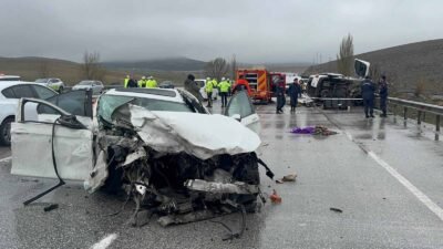 Salih BÜYÜKSAMANCI/KONYA, (DHA)- KONYA'da kontrolden çıkıp karşı şeride geçen otomobilin