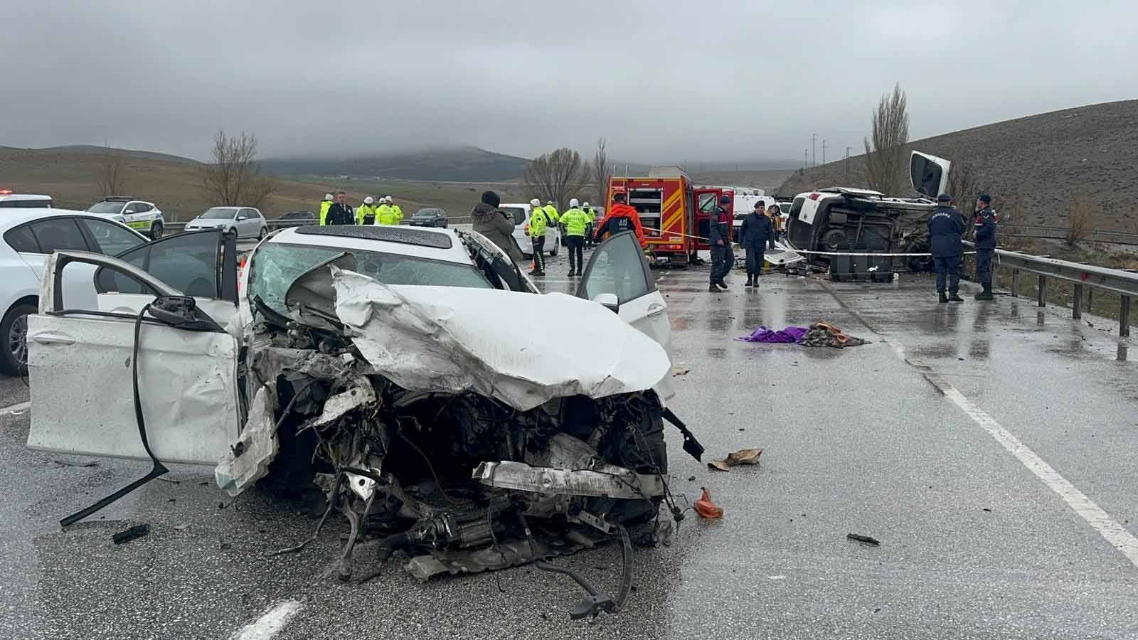 Salih BÜYÜKSAMANCI/KONYA, (DHA)- KONYA'da kontrolden çıkıp karşı şeride geçen otomobilin