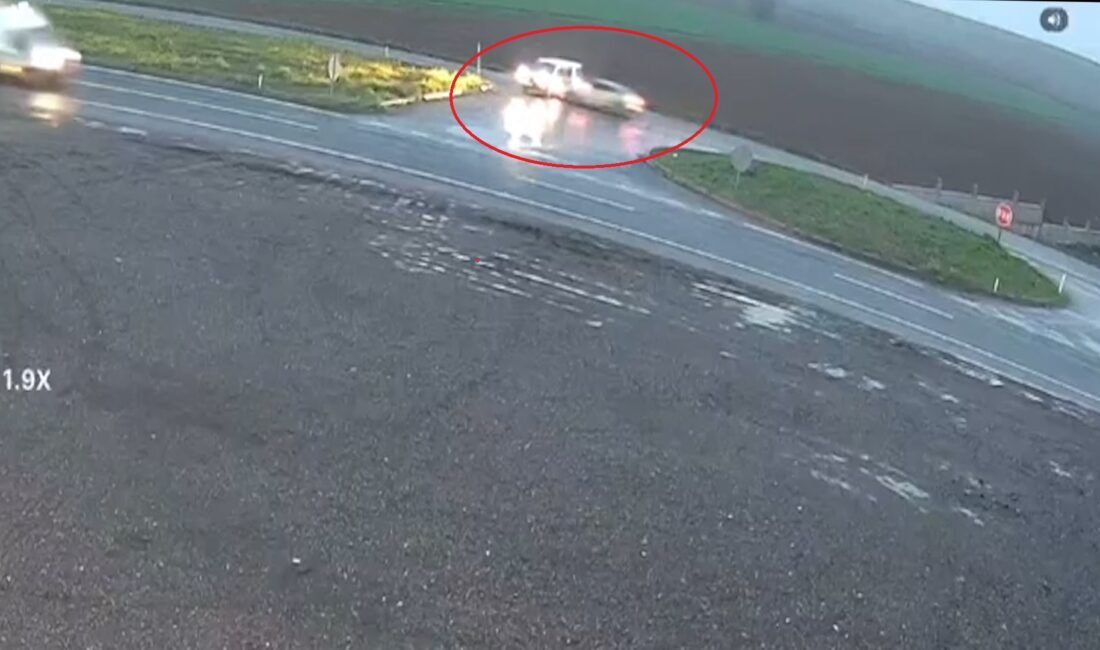 Gıyasettin TETİK/DİYARBAKIR, (DHA)- DİYARBAKIR’ın Bismil ilçesinde otomobil ile hafif ticari