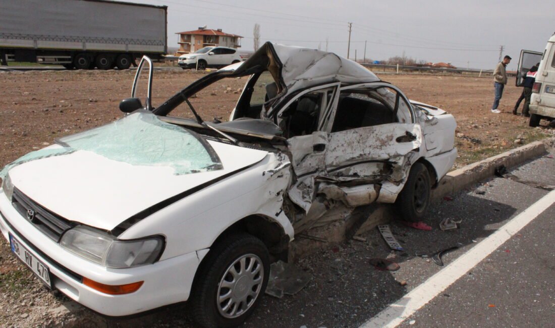 Otomobil ile kamyonet kavşakta çarpıştı: 1 ölü, 1 yaralı Erkan ALTUNTAŞ/AKSARAY, (DHA)-AKSARAY'da otomobil ile kamyonetin kavşakta çarpıştığı kazada 1