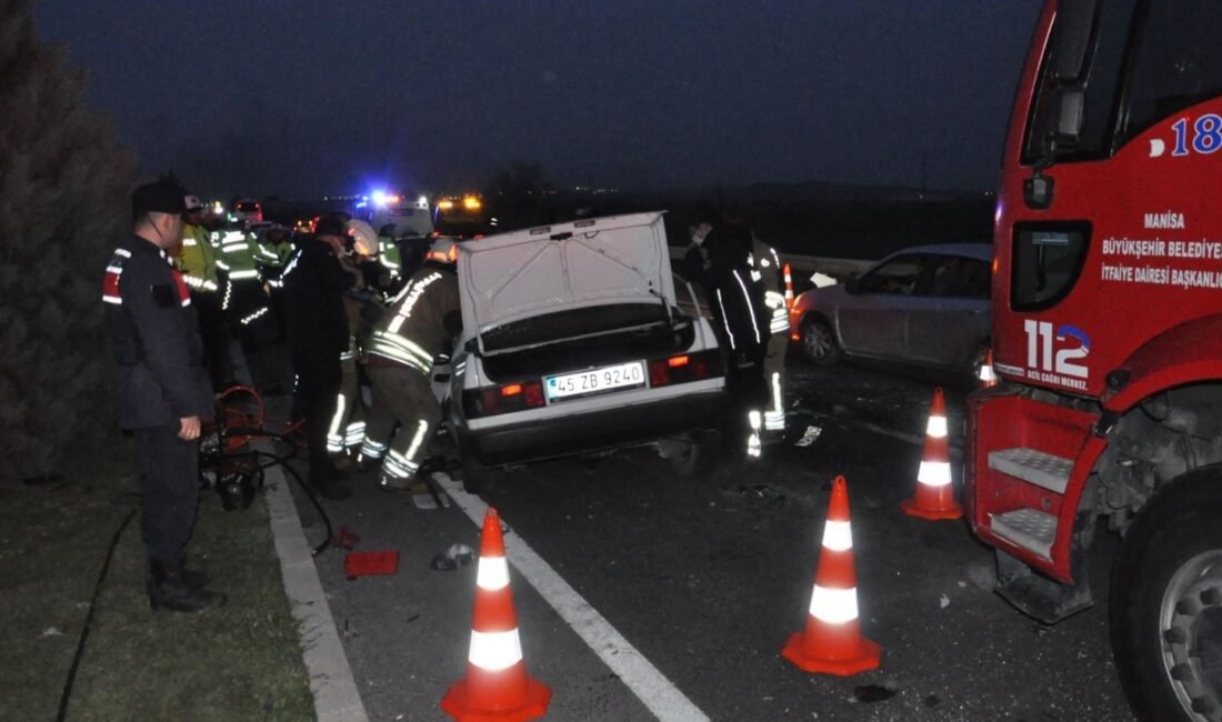 Emre SAÇLI/ SALİHLİ(Manisa), (DHA)- MANİSA’nın Salihli ilçesinde 3 otomobilin karıştığı