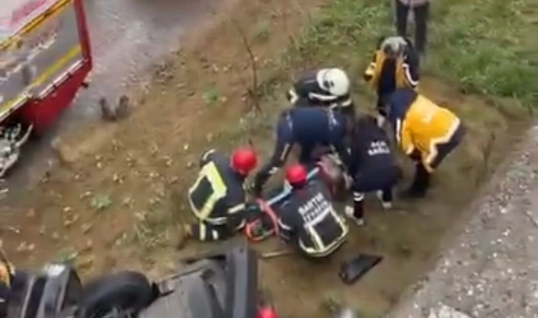 Ayhan ACAR/BARTIN, (DHA)-BARTIN'da otomobil, kayganlaşan yolda istinat duvarını aşarak toprak