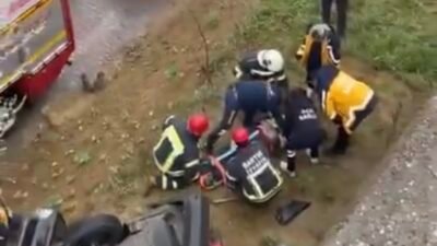 Ayhan ACAR/BARTIN, (DHA)-BARTIN'da otomobil, kayganlaşan yolda istinat duvarını aşarak toprak