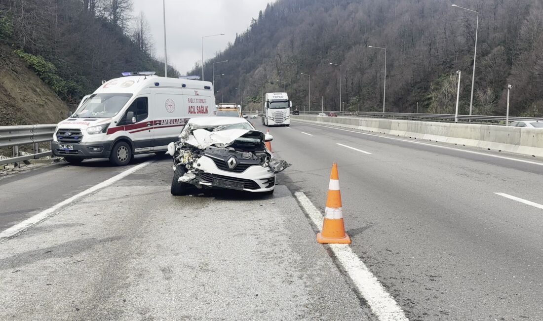 Otomobil, önündeki kamyonete çarptı: 2’si çocuk, 4 yaralı Zübeyde ÖZMEN/BOLU, (DHA)- ANADOLU Otoyolu'nun Bolu Dağı geçişinde kamyonete arkadan