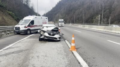 Zübeyde ÖZMEN/BOLU, (DHA)- ANADOLU Otoyolu'nun Bolu Dağı geçişinde kamyonete arkadan