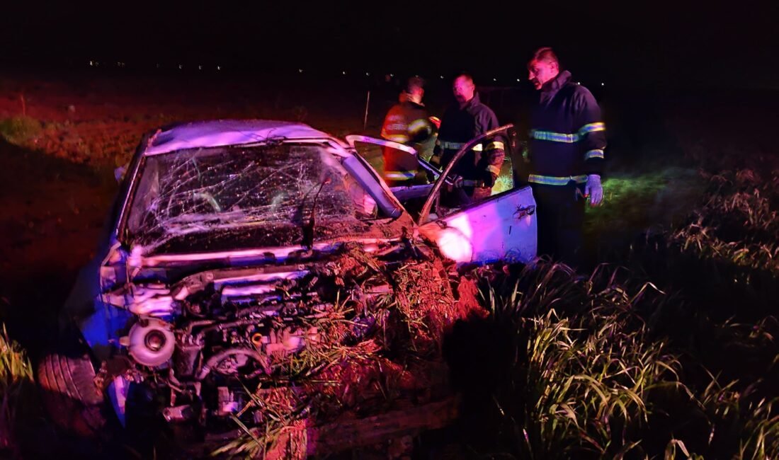 Salih KESKİN/KIZILTEPE (Mardin), (DHA)- MARDİN'in Kızıltepe ilçesinde tarlaya yuvarlanan otomobildeki
