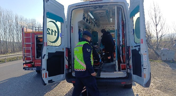 Halil Can ÖZEKER/ ÇORUM, (DHA)- ÇORUM'da TIR’a arkadan çarpan otomobilde