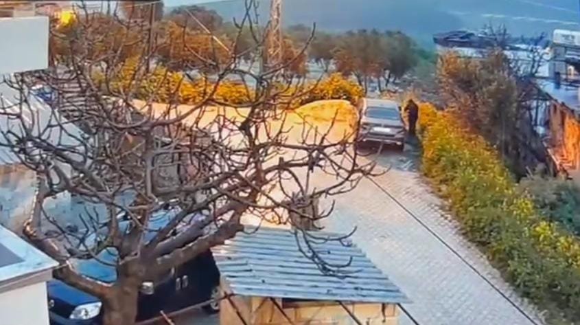 Alican GÜMÜŞ/HATAY, (DHA)- HATAY’da park halindeki otomobil, kimliği henüz belirlenemeyen