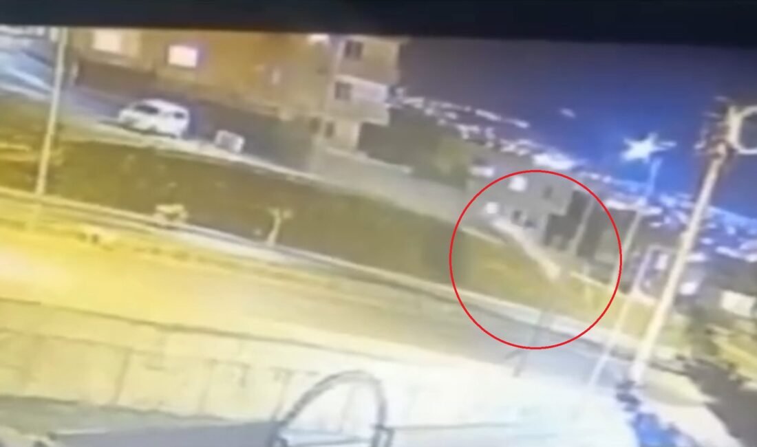 Otomobilin alt yola uçtuğu kaza kamerada: 3 yaralı Sekvan KÜDEN/ŞIRNAK, (DHA)- ŞIRNAK’ın Cizre ilçesinde sürücüsünün kontrolü yitirdiği otomobilin