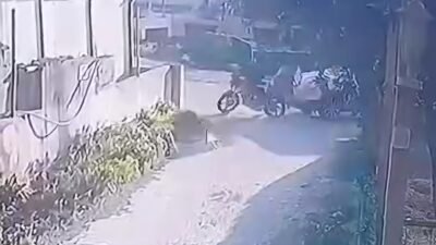 Alican GÜMÜŞ/HATAY, (DHA)- HATAY'ın Samandağ ilçesinde otomobilin arkadan çarptığı motosikletin