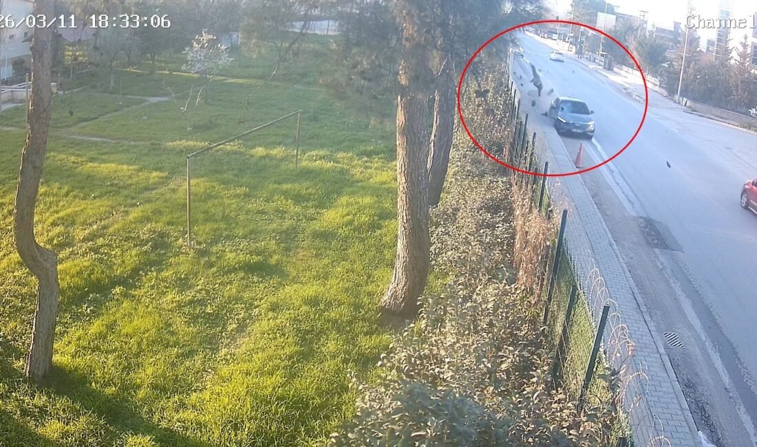 Semih TÜRKER/İZNİK (Bursa), (DHA)- BURSA’nın İznik ilçesinde otomobilin çarptığı bisiklet