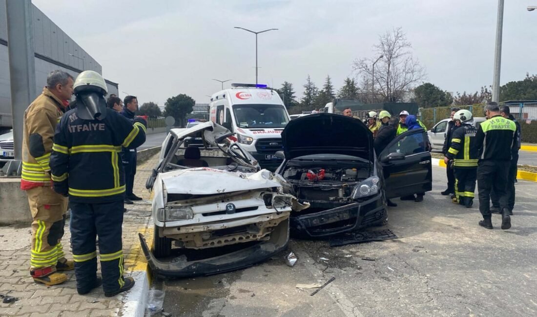 Ersan ERDOĞAN/MANİSA (DHA)- MANİSA’nın Yunusemre ilçesinde otomobil önce refüje, ardından