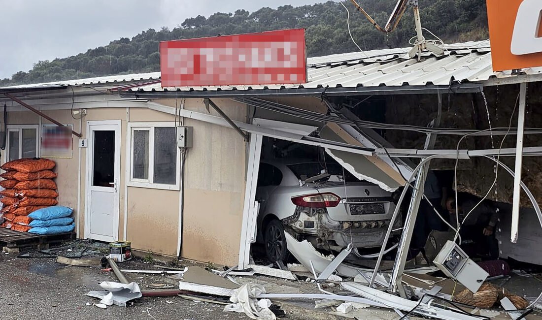 Alican GÜMÜŞ/HATAY, (DHA)- HATAY’ın Defne ilçesinde sürücüsünün kontrolünü kaybettiği otomobil,
