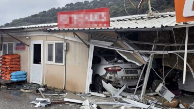 Alican GÜMÜŞ/HATAY, (DHA)- HATAY’ın Defne ilçesinde sürücüsünün kontrolünü kaybettiği otomobil,