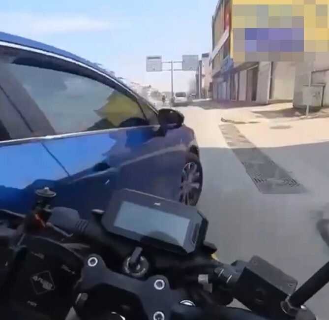 Yiğithan HÜYÜK/BURSA, (DHA)- BURSA’da, otomobille çarpıştıktan sonra savrulup elektrik panosuna