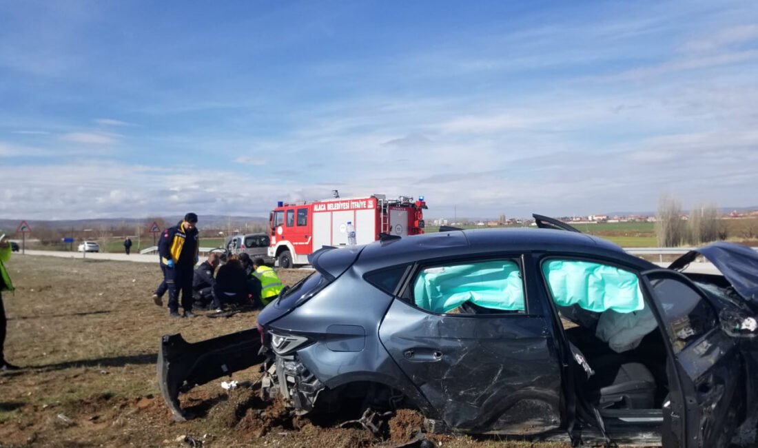 Hasan ÇETİN/ALACA (Çorum), (DHA)- ÇORUM'un Alaca ilçesinde otomobil ve hafif