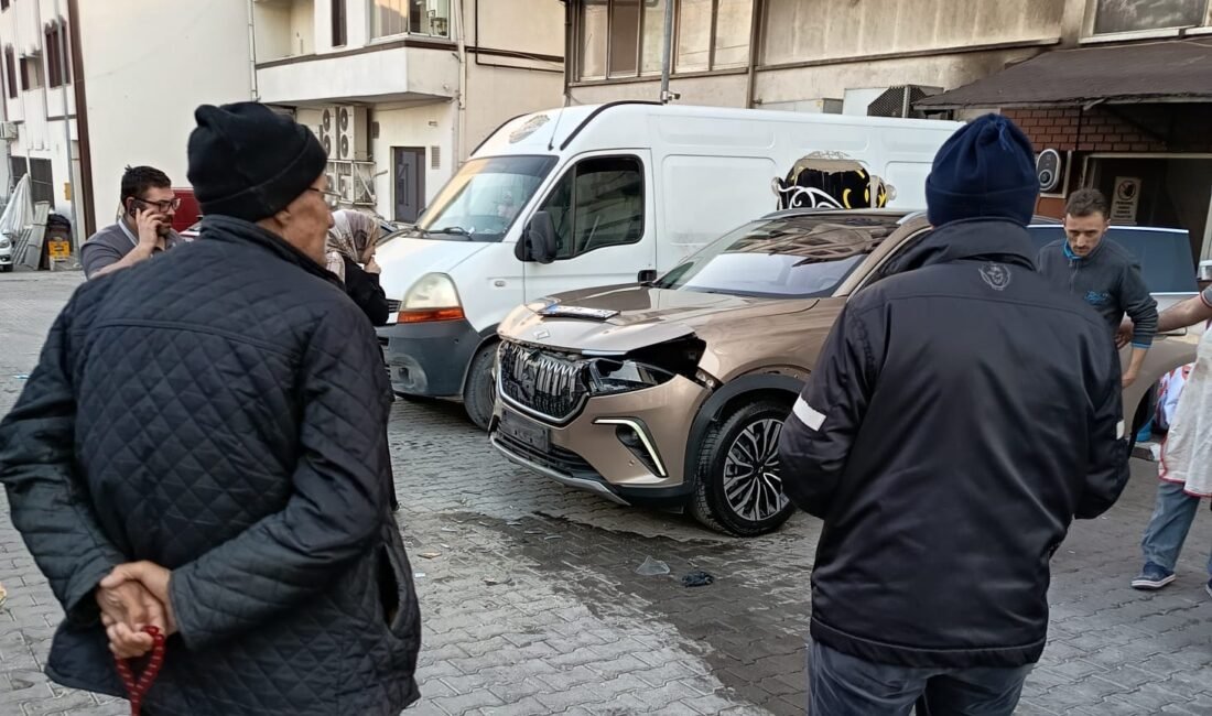 Otoparktan çıkarken fren yerine gaz pedalına bastı, 5 araca çarptı Muammer DAŞDELEN/ BEYPAZARI(Ankara), (DHA)- ANKARA'nın Beypazarı ilçesinde otoparktan çıkmaya çalıştığı