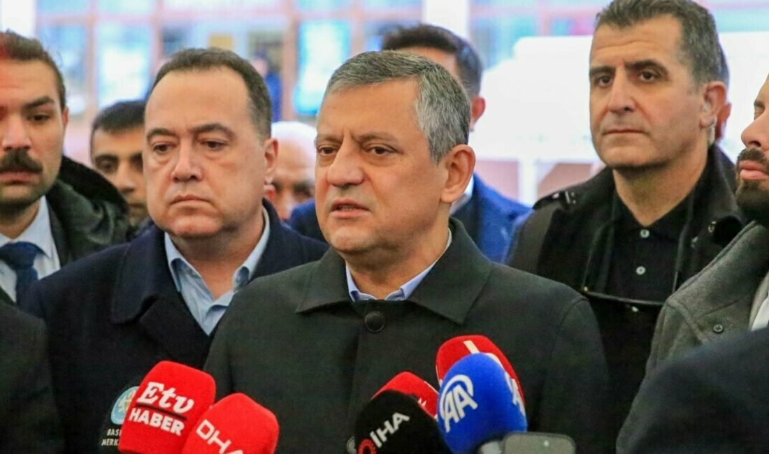 Özgür Özel: İran’ın geleceğine İranlılar karar verecek Ersan ERDOĞAN/MANİSA, (DHA)- CUMHURİYET Halk Partisi (CHP) Genel Başkanı Özgür