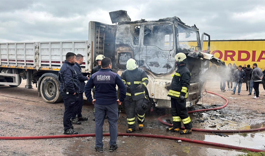 Mehmetcan ARSLAN/ÇORLU (Tekirdağ), (DHA)- TEKİRDAĞ’ın Çorlu ilçesinde park halindeki TIR,