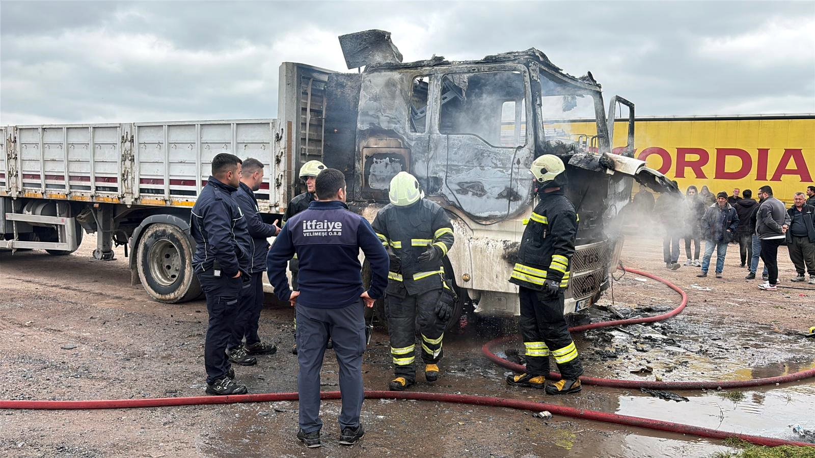 Mehmetcan ARSLAN/ÇORLU (Tekirdağ), (DHA)- TEKİRDAĞ’ın Çorlu ilçesinde park halindeki TIR,
