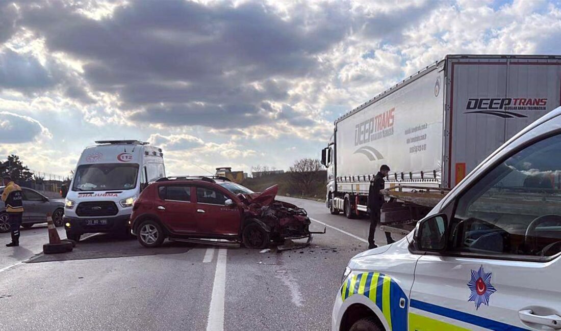 Umut IŞIK/EDİRNE, (DHA)- EDİRNE'de, arıza nedeniyle emniyet şeridine park edilen