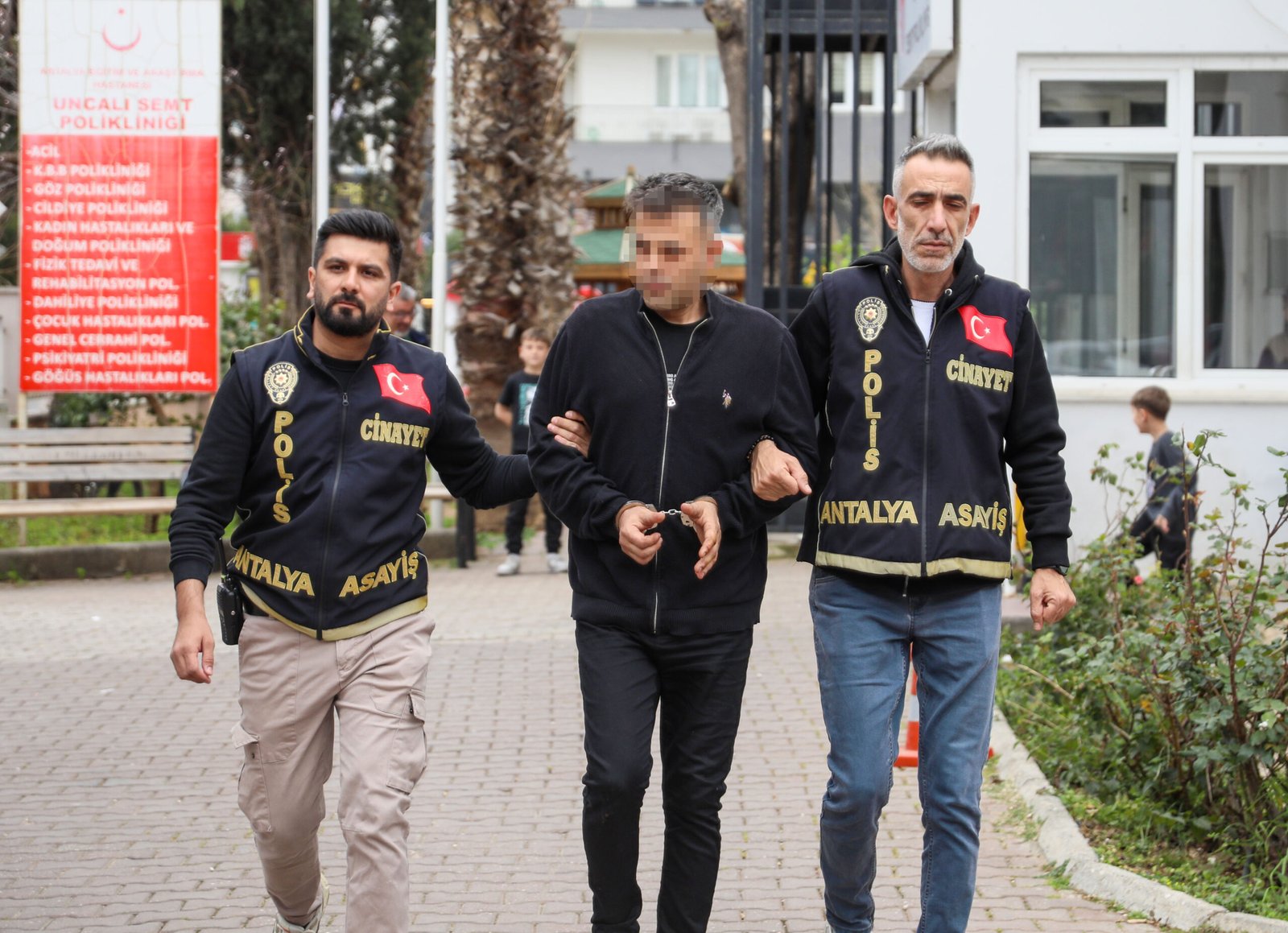 Semih ERSÖZLER/ANTALYA, (DHA)-ANTALYA'da 'park yeri' nedeniyle tartıştığı market çalışanı Mustafa