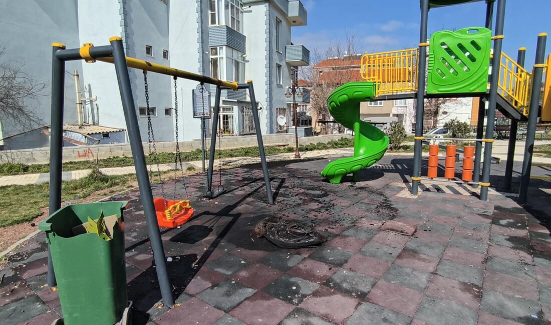 Parkta lastik yakıp, oyun kümelerine ziyan verdiler; olay kamerada Ünsal YÜCEL/KEŞAN (Edirne), (DHA)- EDİRNE'nin Keşan ilçesinde bir küme, parkta