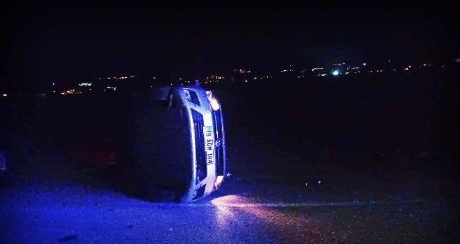 Halil Can ÖZEKER/ÇORUM, (DHA)- ÇORUM'da otomobil ile polis aracının çarpıştığı