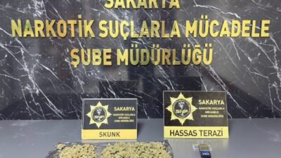 Serhat YILMAZ/ADAPAZARI (Sakarya), (DHA)- SAKARYA’da pozisyon atıp buluştuğu alıcılara uyuşturucu