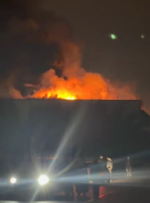 Ardacan UZUN/BAŞİSKELE(Kocaeli),(DHA)- KOCAELİ’nin Başiskele ilçesinde raf imalatı yapılan fabrikada çıkan