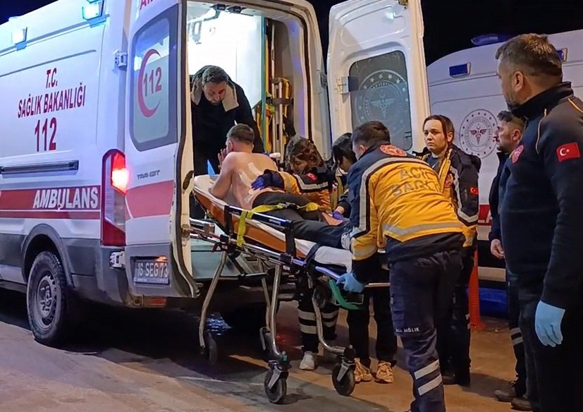 Restoranda müşteriler arasında bıçaklı kavga; 2 yaralı Yavuz YILMAZ/İNEGÖL (Bursa), (DHA)- BURSA’nın İnegöl ilçesinde bir alkollü restoranda