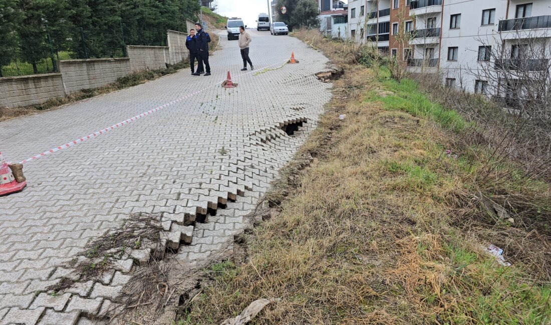 Sağanak sonrası yoldaki çökme, tedirginliğe neden oldu Özgül ATABEY/MUDANYA (Bursa), (DHA)- BURSA’nın Mudanya ilçesinde etkili olan sağanak