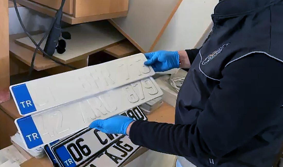 Anıl ATAR-Yaşar SERİNTÜRK/ADANA, (DHA)- ADANA'da merdiven altı atölyelerde sahte plaka